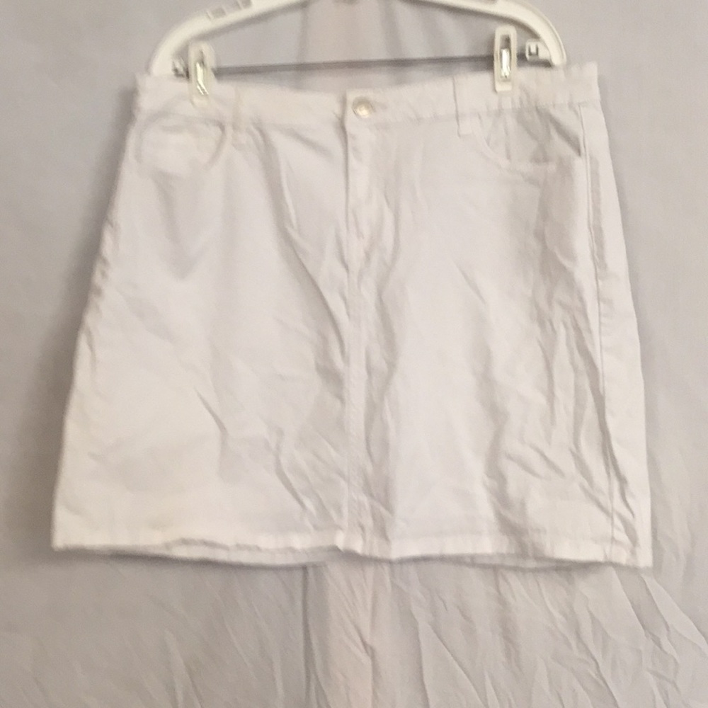 Woman’s White Denim Skirt By W62, Size Woman 14